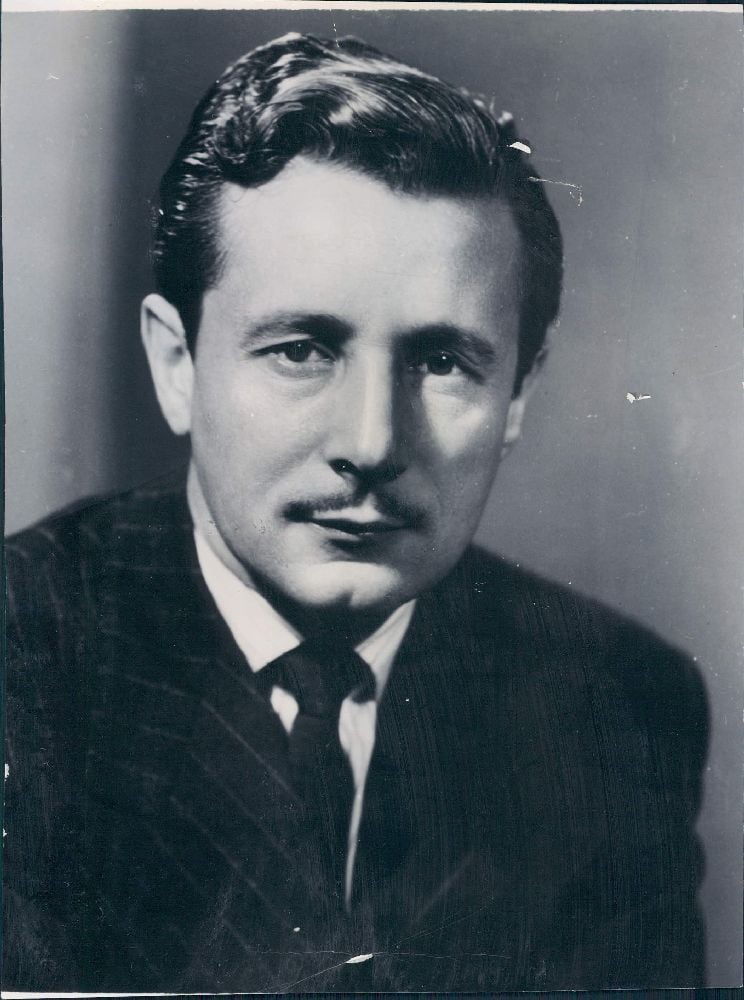 Oleg Cassini reference image